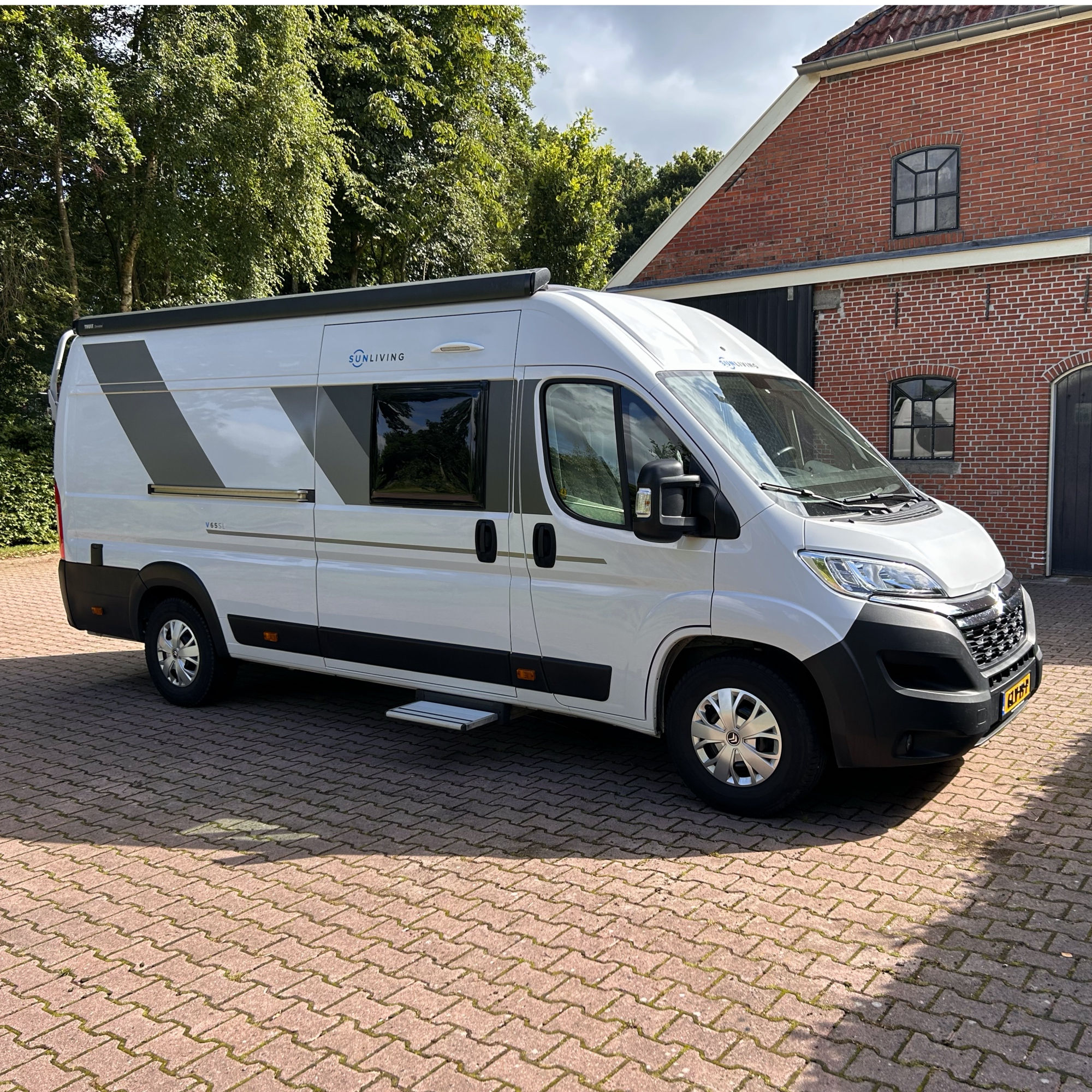 Adria Sun Living V65 SL | lengtebedden | fietslift | trekhaak